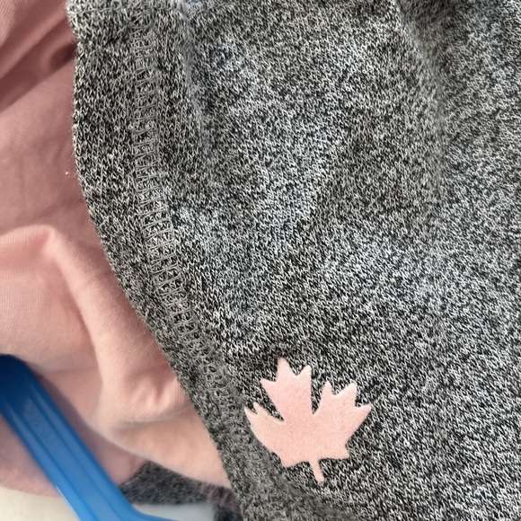 Roots salt and pepper with pink detail poncho - Picture 3 of 4